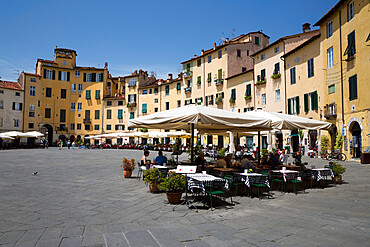 Restaurants in the Piazza Anfiteatro Romano, Lucca, Tuscany, Italy, Europe