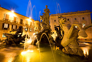 Fountain of the Nymph Arethusa in Piazza Archimede, Siracusa, Sicily, Italy, Europe