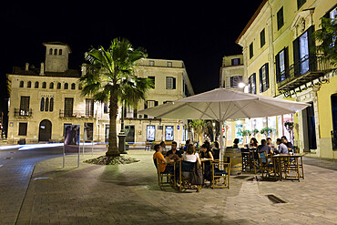 Cafe scene at night in the old town, Placa del Princep, Mahon, Menorca, Balearic Islands, Spain, Europe