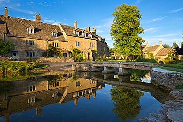 Stone bridge and cotswold cottages on River Eye, Lower Slaughter, Cotswolds, Gloucestershire, England, United Kingdom, Europe