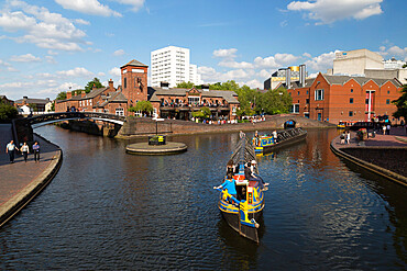 Old Turn Junction on the Birmingham Canal and The Malt House pub, Birmingham, West Midlands, England, United Kingdom, Europe