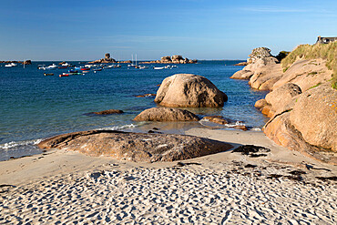 White sand beach and pink rocks, Tregastel-Plage, Cote de Granit Rose, Cotes d'Armor, Brittany, France, Europe