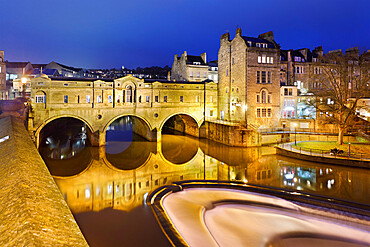 Pulteney Bridge on the River Avon floodlit at night, Bath, UNESCO World Heritage Site, Somerset, England, United Kingdom, Europe