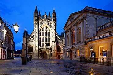 Exterior of the Roman Baths and Bath Abbey at night, Bath, UNESCO World Heritage Site, Somerset, England, United Kingdom, Europe