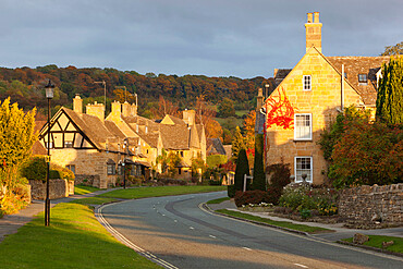 Cotswold cottages along High Street with Fish Hill behind, Broadway, Cotswolds, Worcestershire, England, United Kingdom, Europe