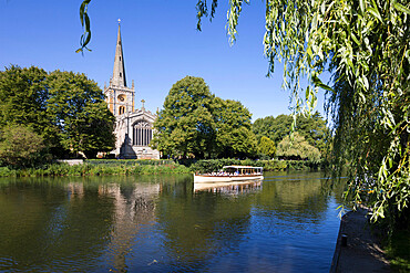 Holy Trinity Church, Shakespeare's burial place, on the River Avon, with tour boat, Stratford-upon-Avon, Warwickshire, England, United Kingdom, Europe