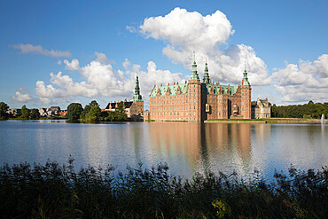 Frederiksborg Slot Castle built in the 17th century for King Christian 4th on Castle Lake, Hillerod, Zealand, Denmark, Scandinavia, Europe