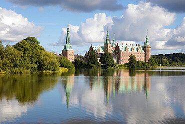 Frederiksborg Slot Castle built in the 17th century for King Christian 4th on Castle Lake, Hillerod, Zealand, Denmark, Scandinavia, Europe