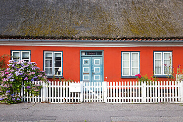 Typical thatched Danish cottage exterior, Helsingor, Zealand, Denmark, Scandinavia, Europe