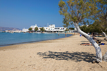 View along white sand beach, Pollonia, Milos, Cyclades, Aegean Sea, Greek Islands, Greece, Europe