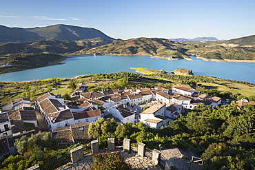 View of white village and turquoise coloured reservoir, Zahara de la Sierra, Sierra de Grazalema Natural Park, Andalucia, Spain, Europe