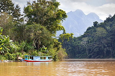 Nam Ou River at the village of Done Khoun, near Nong Khiaw, Luang Prabang Province, Northern Laos, Laos, Indochina, Southeast Asia, Asia