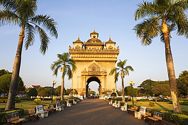 Patuxai Victory Monument (Vientiane Arc de Triomphe), Vientiane, Laos, Indochina, Southeast Asia, Asia