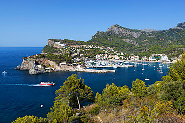 View over bay and harbour, Port de Soller, Mallorca (Majorca), Balearic Islands, Spain, Mediterranean, Europe