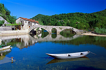 Rijeka Crnojevica river and the ancient triple arched bridge, Rijeka Crnojevica, Montenegro, Europe