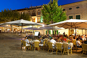 Restaurants in the Plaza Mayor, Pollenca (Pollensa), Mallorca (Majorca), Balearic Islands, Spain, Mediterranean, Europe