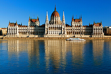 The Parliament (Orszaghaz) across River Danube at sunset, UNESCO World Heritage Site, Budapest, Hungary, Europe