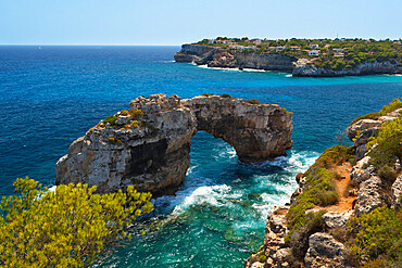 Natural arch, Cala Santanyi es Pontas, Mallorca (Majorca), Balearic Islands, Spain, Mediterranean, Europe