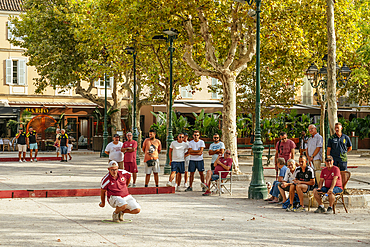 Men playing Boules, Saint-Tropez, Var, French Riviera, Provence-Alpes-Cote d'Azur, France, Europe