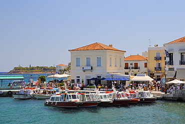 Spetses (Spetse) town harbour, Spetses, Saronic Islands, Attica, Peloponnese, Greece, Europe