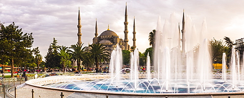 Blue Mosque (Sultan Ahmed Mosque), UNESCO World Heritage Site, and fountain in Sultanahmet Park, Istanbul, Turkey, Europe