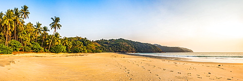 Paradise Beach at sunset (Sar Sar Aw Beach), Dawei Peninsula, Tanintharyi Region, Myanmar (Burma), Asia