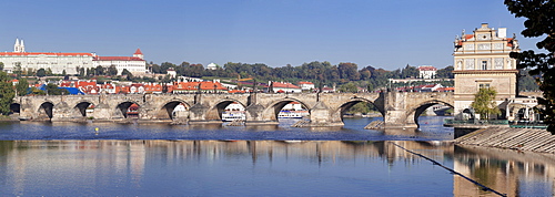 Panoramic view of the River Vltava with Charles Bridge and Castle District with Royal Palace, UNESCO World Heritage Site, Prague, Bohemia, Czech Republic, Europe