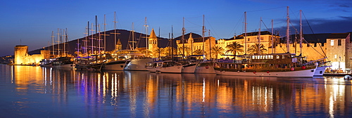 Sea Front Harbour and Kamerlengo Fortress, Old Town of Trogir, UNESCO World Heritage Site, Dalmatia, Croatia, Europe