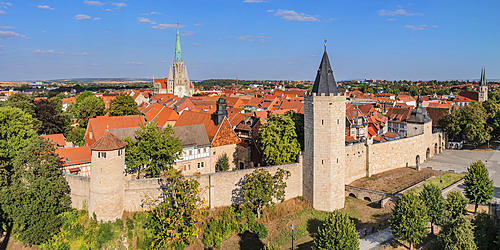 Town hall, Rabenturm tower, Frauentor gate and Marienkirche church, Mühlhausen, Thuringia, Germany