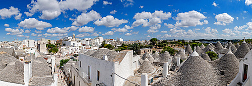 Trulli traditional stone huts and Itria Valley in summer, Alberobello, UNESCO World Heritage Site, province of Bari, Apulia, Italy, Europe