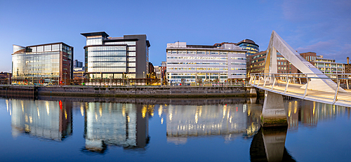 Tradeston (Squiggly) Bridge, International Financial Services District, Broomielaw, River Clyde, Glasgow, Scotland, United Kingdom, Europe