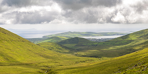 Winding road leading to pass, Connor Pass, Dingle Peninsula, County Kerry, Munster province, Republic of Ireland, Europe