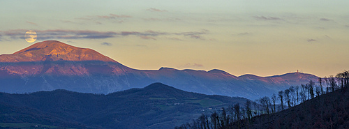 Italy, Umbria, Gubbio, Monte Cucco at sunset