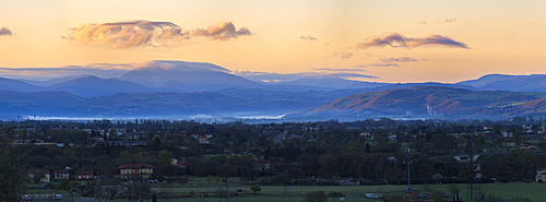 Italy, Umbria, Gubbio, Valley at sunrise