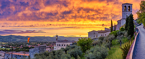 Italy, Umbria, Gubbio, Consoli's Palace and Cathedral at sunset