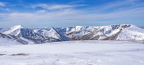 Looking out across the Cairngorm in winter to Angels Peak, 1258m, and Braeriach, 1296m, Scotland, United Kingdom, Europe