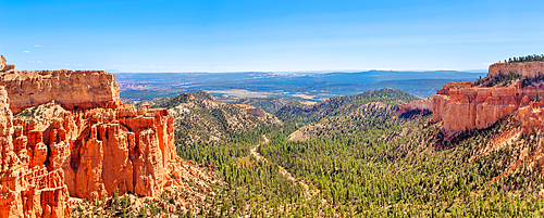 Paria View, Bryce Canyon National Park, Utah, USA. The 500ft high viewpoint provides stunning views over a natural amphitheatre full of hoodoos.