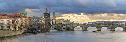 Charles Bridge and Church of Saint Francis of Assisi with Old Town Bridge Tower, UNESCO World Heritage Site, Prague, Bohemia, Czech Republic (Czechia), Europe