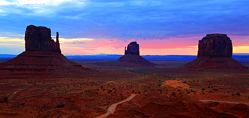 Dawn/sunrise, Monument Valley, Navajo Indian Territory/ Utah, USA