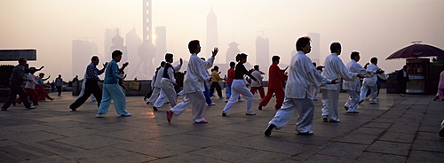 People doing early morning t'ai chi exercises in the Huangpu Park on the Bund, Shanghai, China, Asia