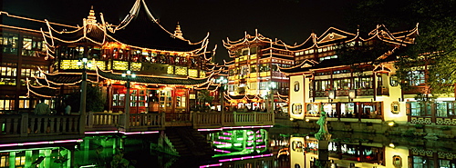 Yu Yuan tea house and shops at night, Yu Yuan Shangcheng, Yu Gardens Bazaar, Shanghai, China, Asia