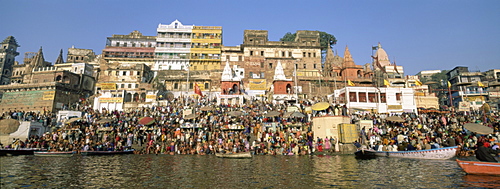 Hindus bathing in the early morning in the holy river Ganges (Ganga) along Dasaswamedh Ghat, Varanasi (Benares), Uttar Pradesh state, India, Asia