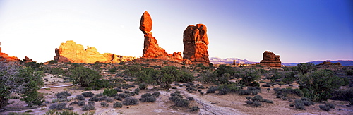 Balanced Rock, Arches National Park, Moab, Utah, United States of America (U.S.A.), North America