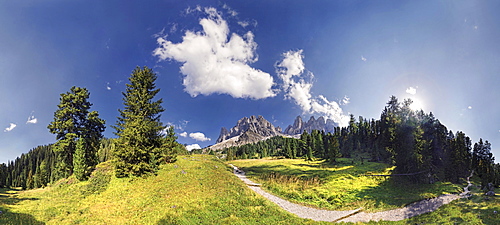 360Â¬âˆž panoramic view of the Adolf Munkel Weg trail, with the Geisler Mountains and the Villnoesstal valley, Puez-Geisler Nature Park, province of Bolzano-Bozen, Italy, Europe