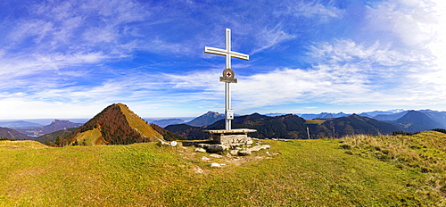 Summit cross on the Loibersbacher Hoehe, behind it Faistenauer Schafberg, Osterhorn Group, Faistenau, Salzkammergut, Province of Salzburg, Austria, Europe