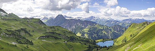 Mountain panorama from Zeigersattel to Seealpsee, on the left Höfats 2259m, in the centre the Allgäu main ridge with Trettachspitze 2595m, Mädelegabel 2645m, Bockkarkopf 2609m and Hochfrottspitze 2649m, Allgäu Alps, Allgäu, Bavaria, Germany