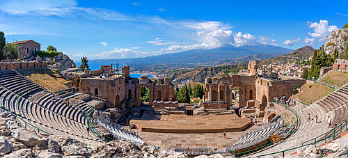 View of the Greek Theatre in Taormina with Mount Etna in the background, Taormina, Sicily, Italy, Mediterranean, Europe