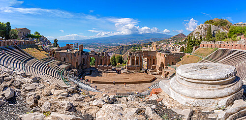 View of the Greek Theatre in Taormina with Mount Etna in the background, Taormina, Sicily, Italy, Mediterranean, Europe