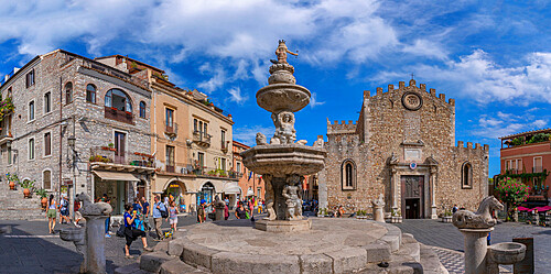 View of Duomo di Taormina and fountain in Piazza del Duomo in Taormina, Taormina, Sicily, Italy, Mediterranean, Europe