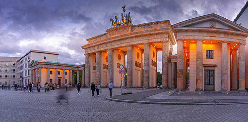 View of Brandenburg Gate at dusk, Pariser Square, Unter den Linden, Berlin, Germany, Europe